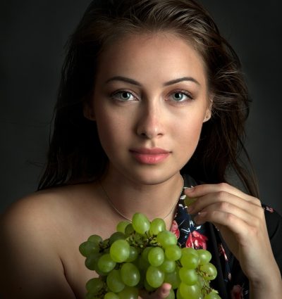 girl, grapes, beauty-4725806.jpg